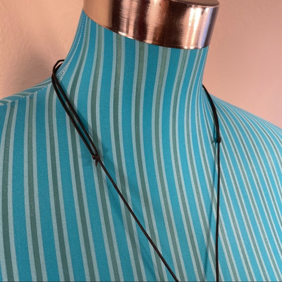 Green teardrop shape cord drop necklace - Picture 9 of 13